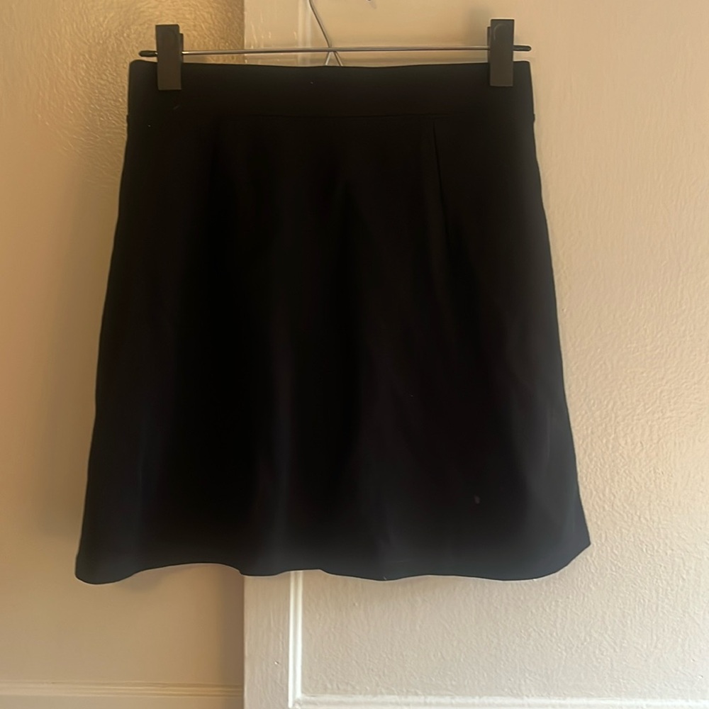 H&M divided black skirt. Size small. Good condition